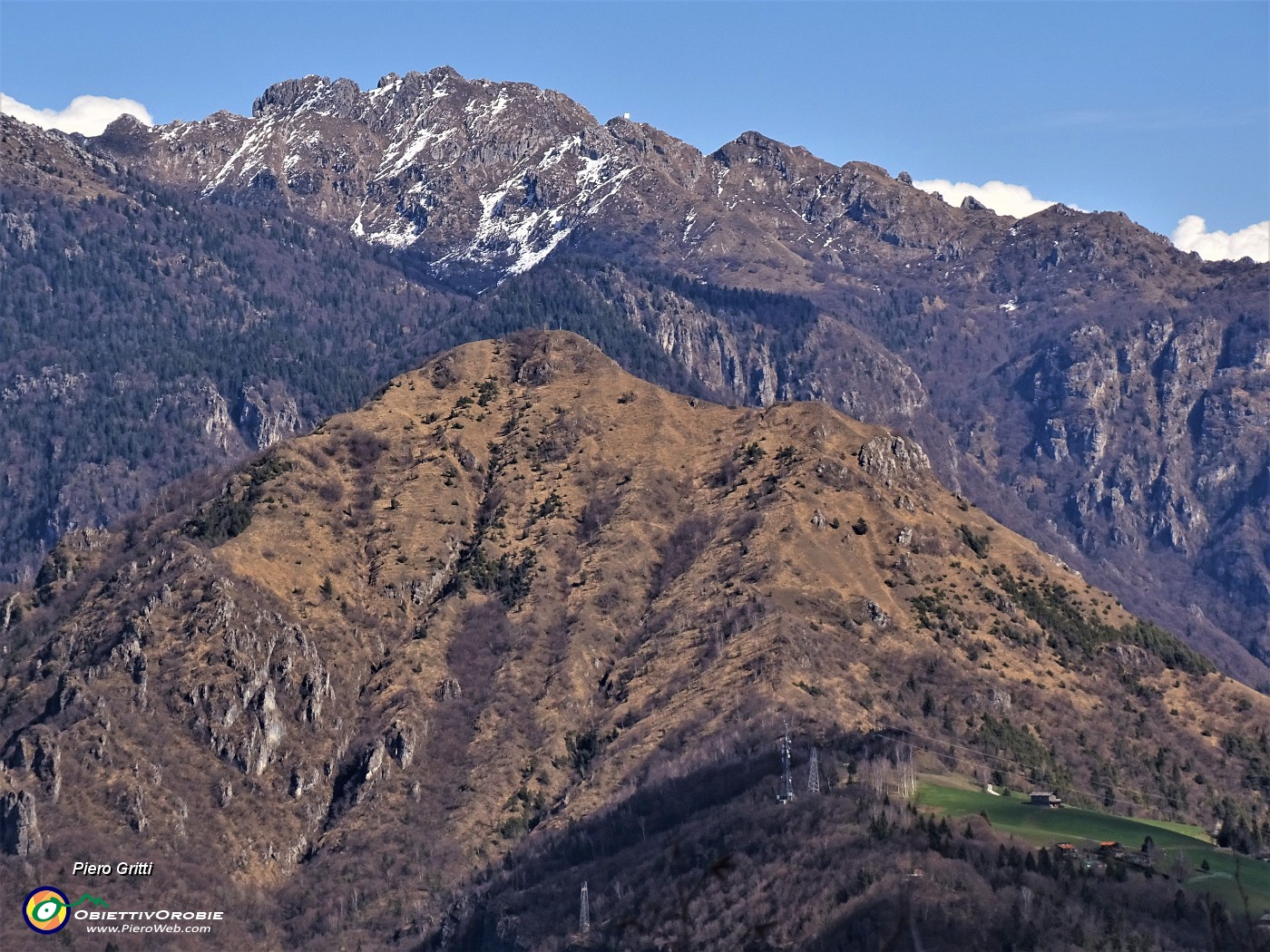 45 Zoom sul Monte Alben (2019 m) preceduto dal Monte Gioco (1366 m).JPG